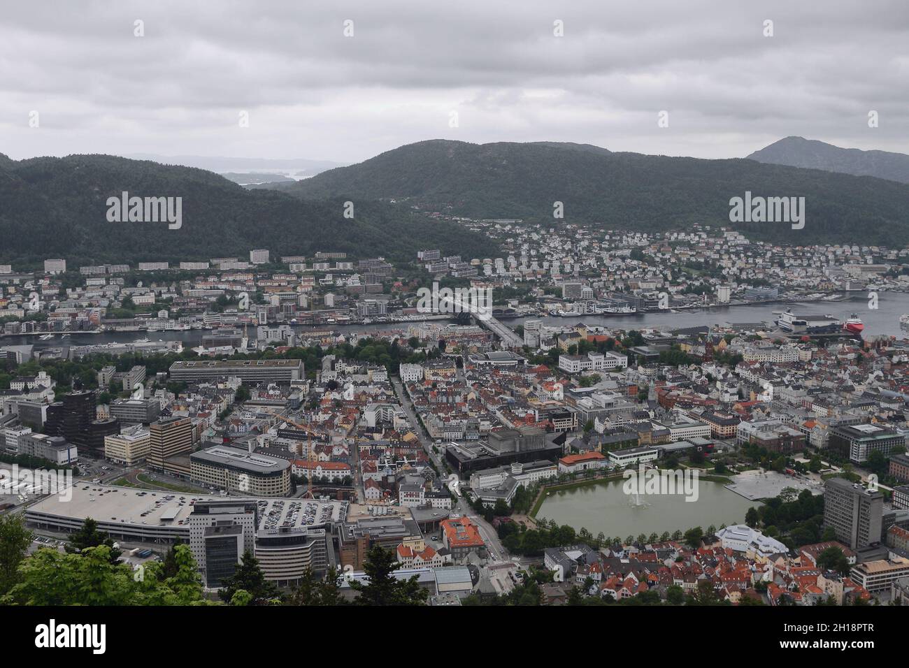 Vista superior de la ciudad portuaria en Puddefjord. Bergen, Noruega Foto de stock