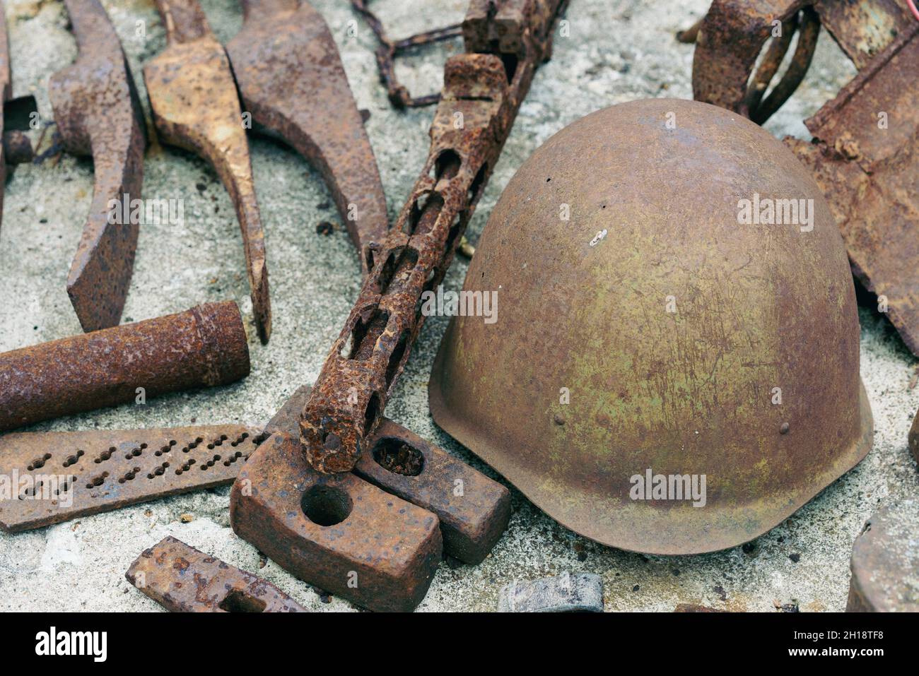 armas encontradas en el terreno el campo del fin de la segunda guerra  mundial. elementos metálicos de armas de la segunda guerra mundial  Fotografía de stock - Alamy