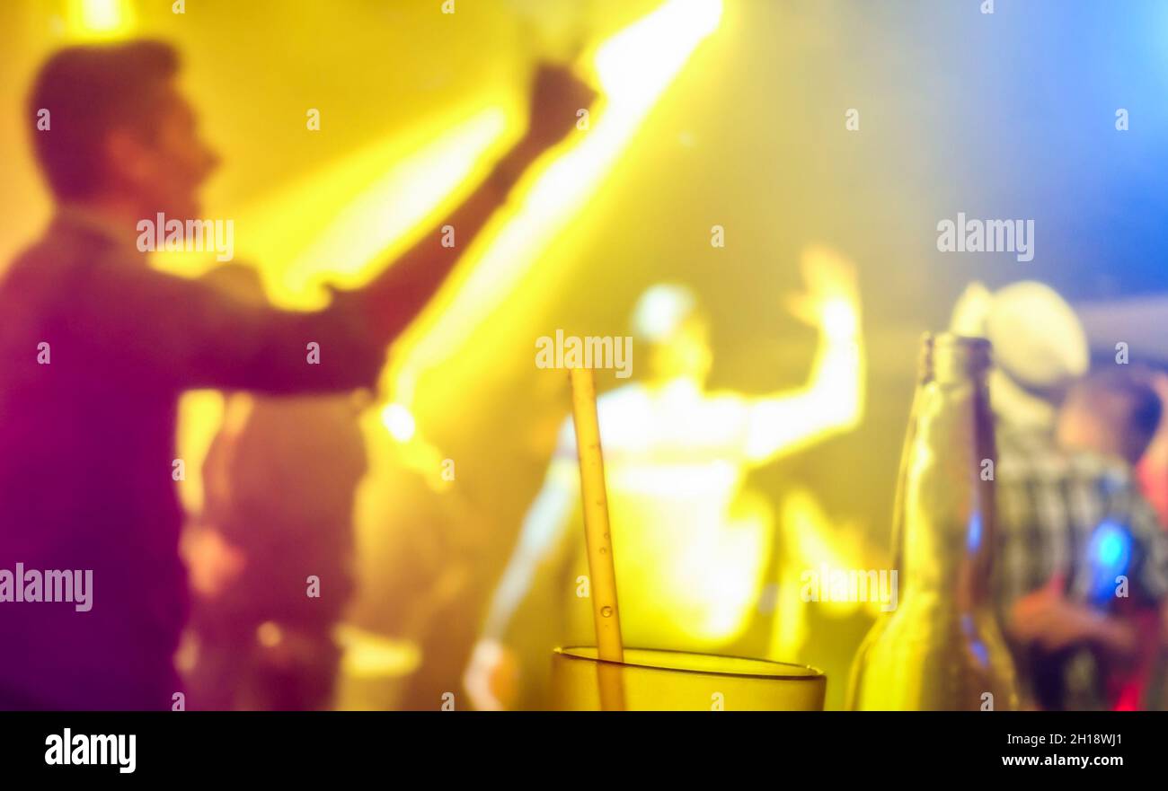 Desenfocado gente borrosa bailando en el evento del festival de música nocturna - imagen abstracta de fondo del club disco después de la fiesta con el espectáculo láser Foto de stock