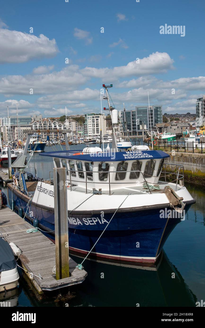 Plymouth, Devon, Inglaterra, Reino Unido. 2021. Buque de investigación marina RV MBA Sepia en Sutton Harbor, Plymouth. Plataforma de barcos de trabajo dedicada a la investigación de ríos Foto de stock