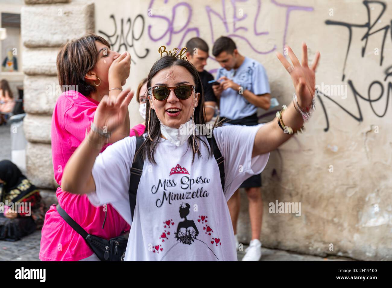 Novia-a-ser durante la despedida de soltera en el distrito de Trastevere de Roma, Italia Foto de stock