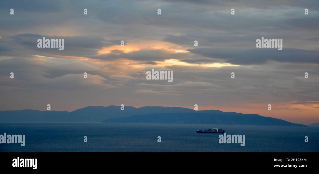 Nube lenticular, altocumulus, lenticularis, se formó sobre la bahía de Kvarner cerca de la ciudad de Rijeka, Croacia Foto de stock