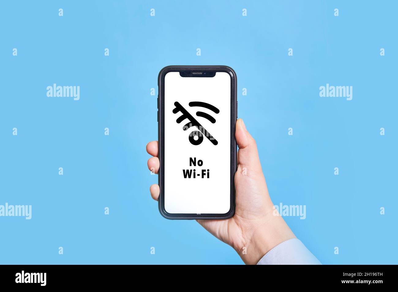 Una persona tiene un teléfono móvil con el símbolo Sin Wi-Fi en la  pantalla. Smartphone de mano sin Internet, sin símbolo de conexión  Fotografía de stock - Alamy