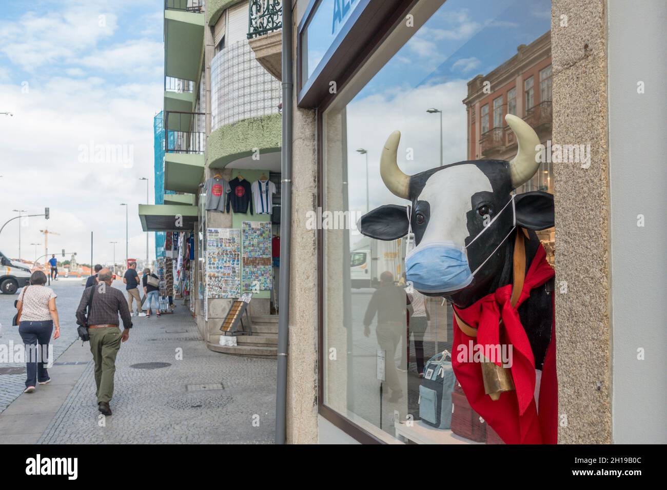 Tienda de Ale Hop, cadena de tiendas de regalos española, mostrando la estatua de la vaca con máscara durante la pandemia de covid, Portugal. Foto de stock