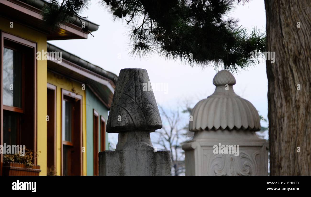 Tumbas otomanas antiguas en la tumba verde (yesil turbe) durante el overcast. Lápida de un