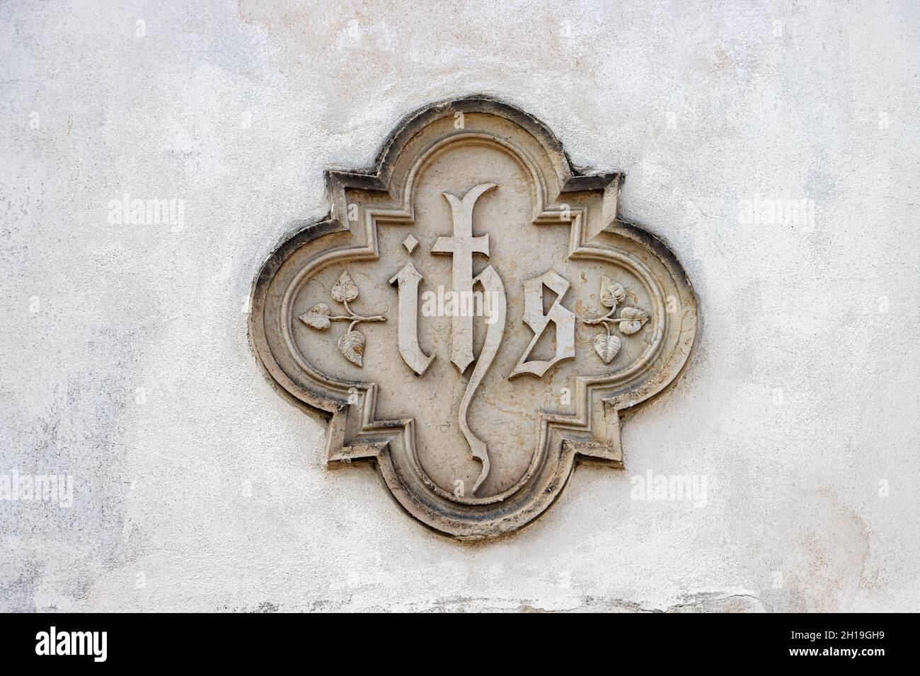 Un monograma del nombre de Jesucristo en una fachada de la iglesia. Foto de stock