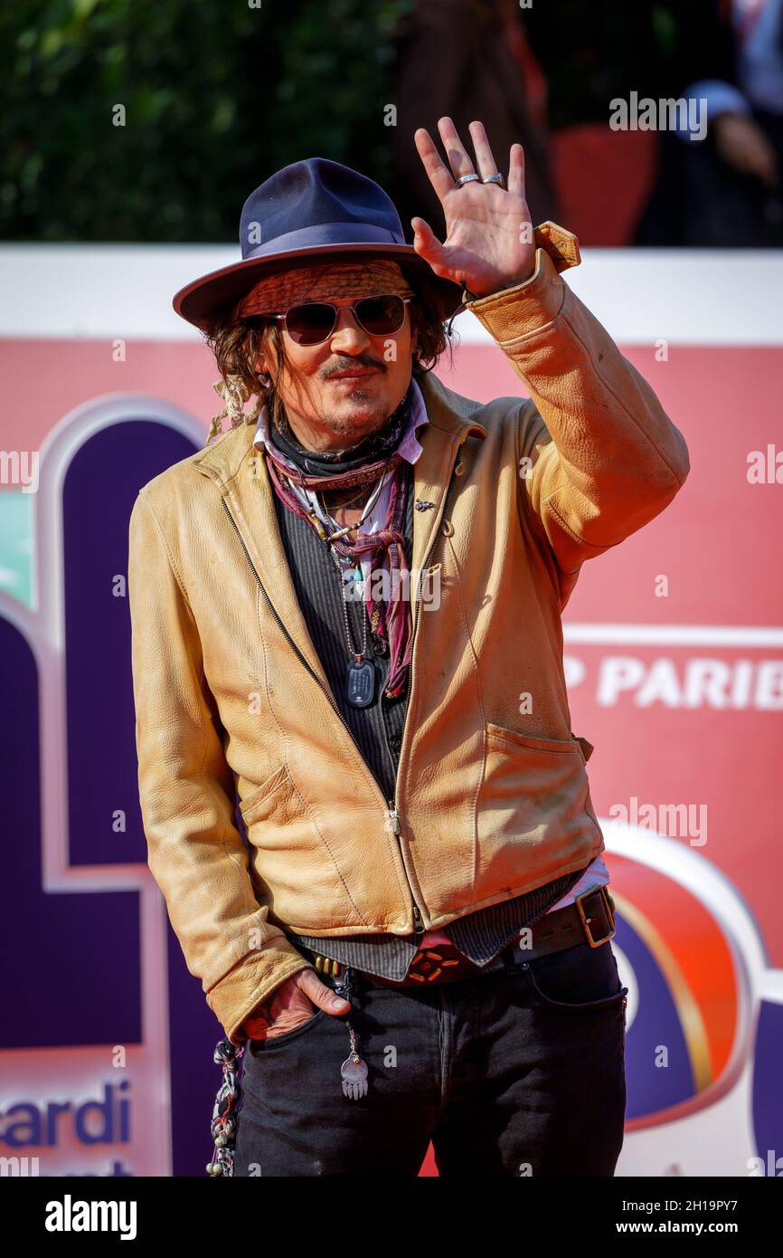 Johnny Depp camina alfombra roja en el Festival de Cine de Roma donde presentará su última película 'Puffins'. (Foto de Gennaro Leonardi/Pacific Press/Sipa USA) Foto de stock
