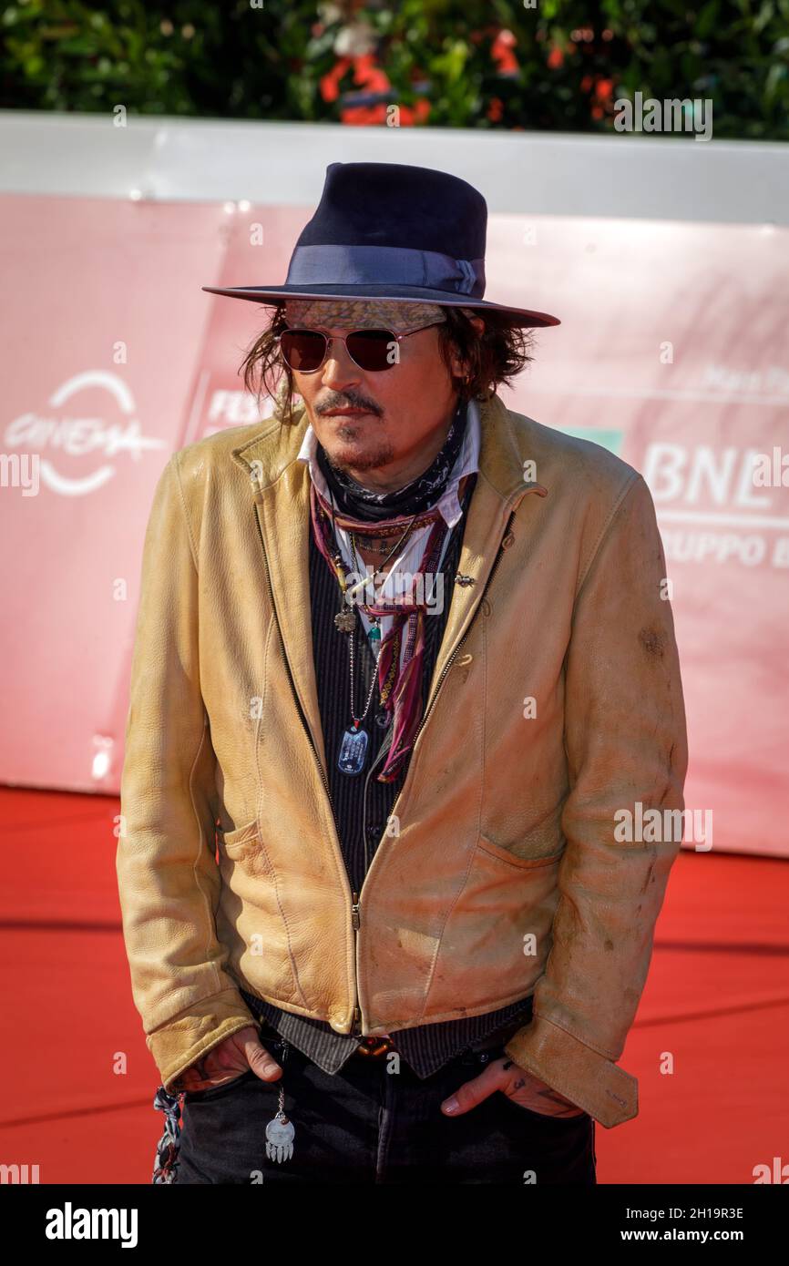 Johnny Depp camina alfombra roja en el Festival de Cine de Roma donde presentará su última película 'Puffins'. (Foto de Gennaro Leonardi/Pacific Press/Sipa USA) Foto de stock