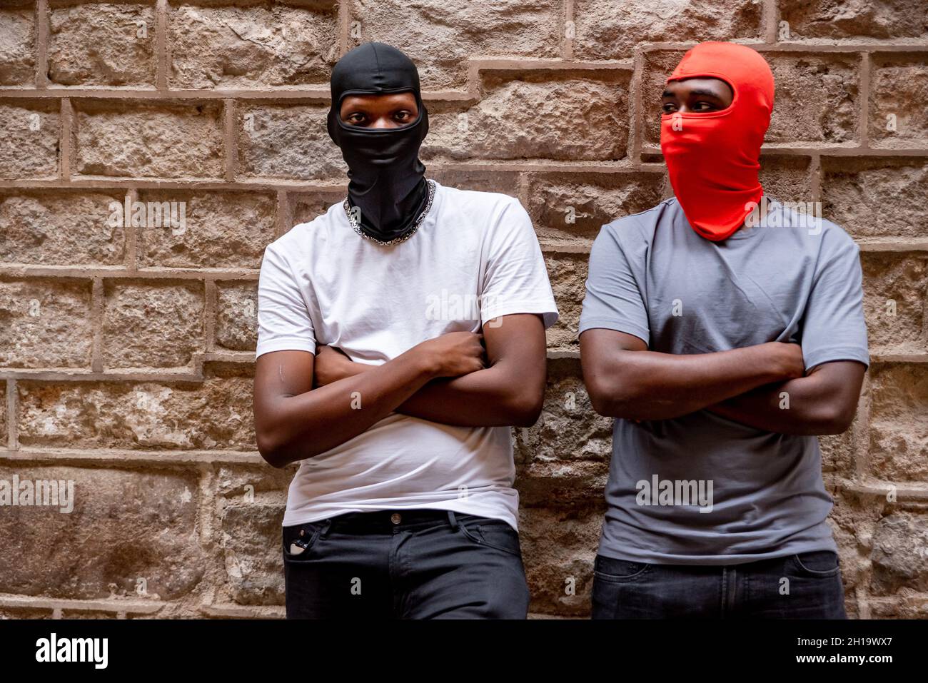 Retrato De Hombre Con Balaclava Negra Y Casco De Esquí Foto de