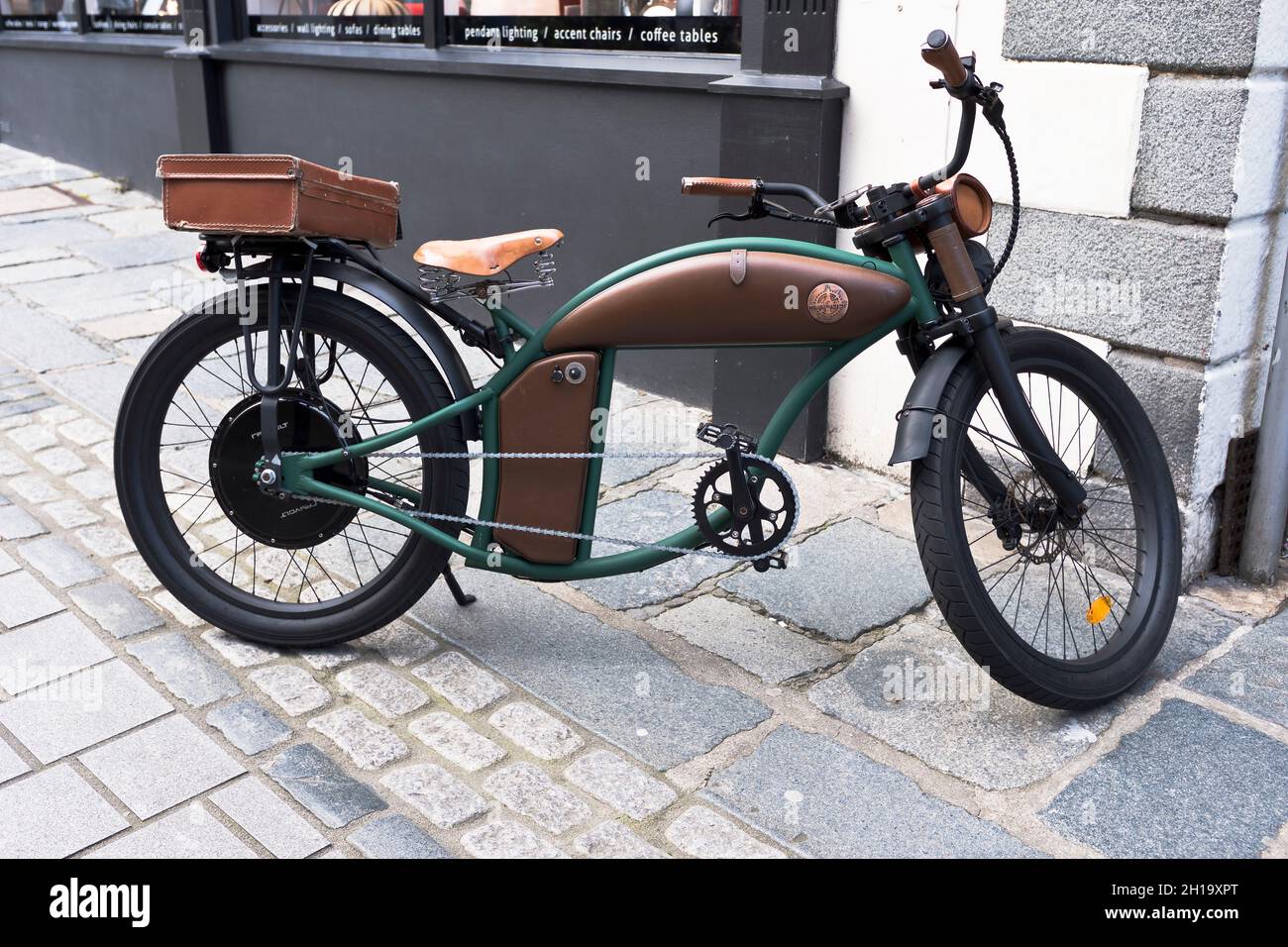 dh Rayvolt Cruzer EBIKE TRANSPORTE Bicicletas bicicleta eléctrica estilo retro bicicletas antiguas Foto de stock