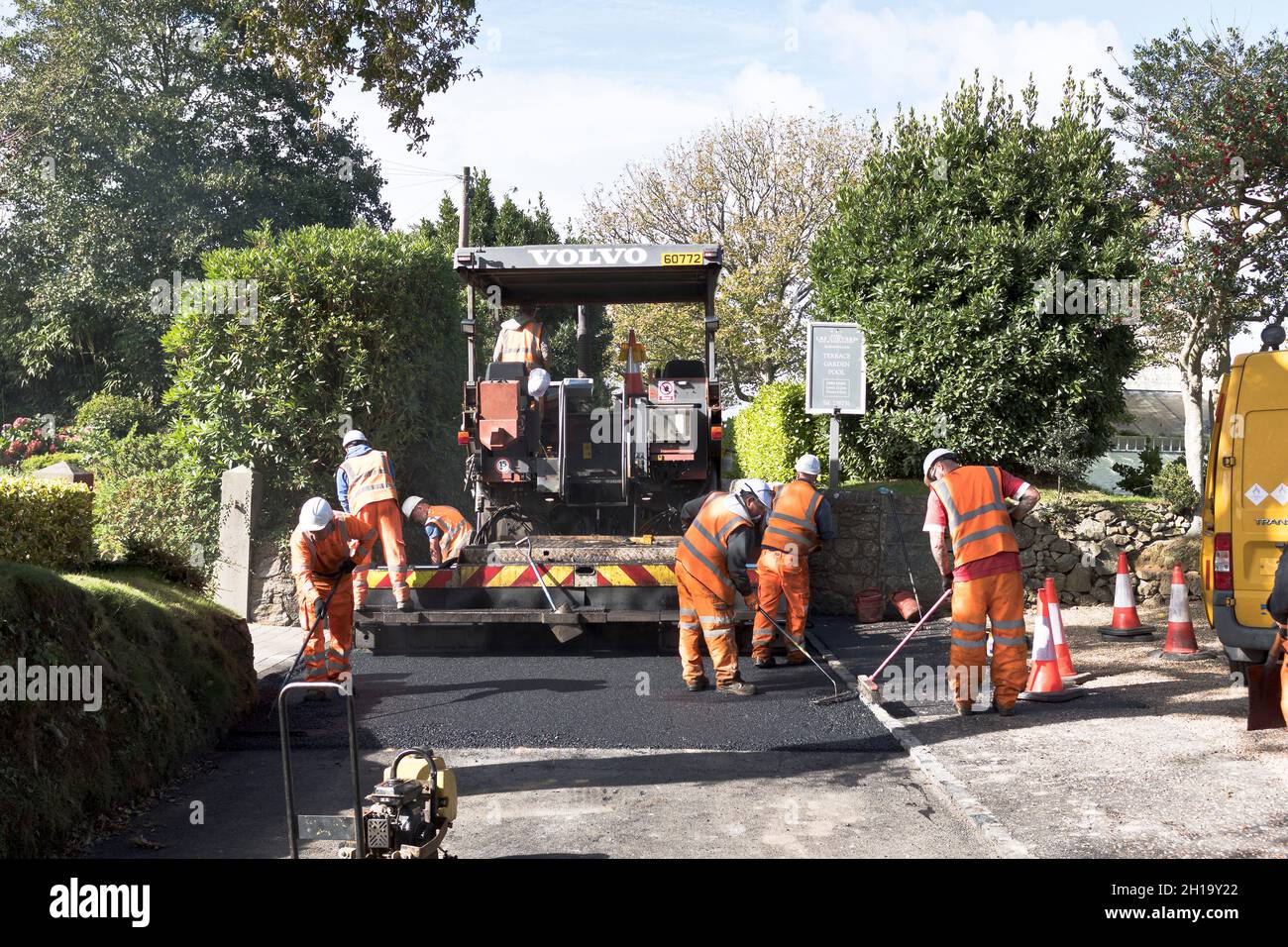 dh TARMACING ROAD Reino Unido Trabajadores de la máquina que ponen asfalto carretera Tar Mac superficie Foto de stock