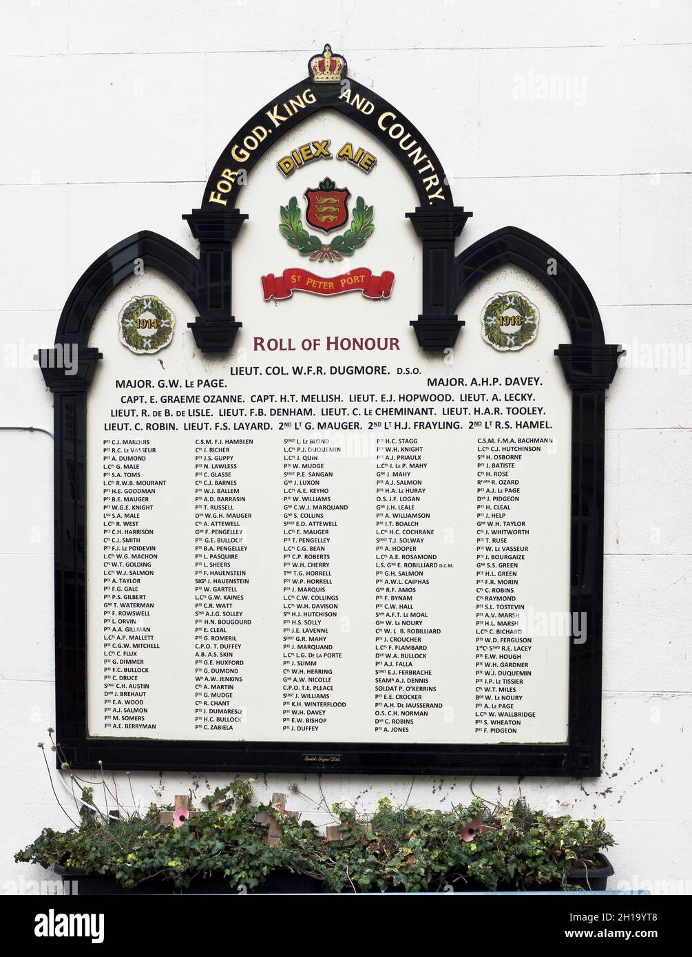dh WW1 memorial ST PETER PORT GUERNSEY Primera Guerra Mundial Un rollo de islas de honor soldados caídos Foto de stock