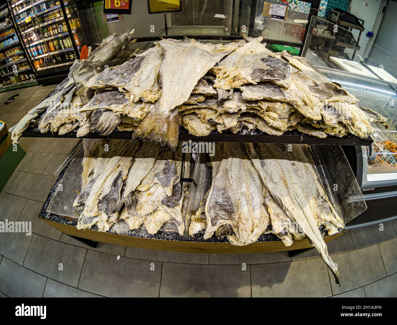 Pescado en Portugal: Bacalao salado seco en un supermercado portugués  Fotografía de stock - Alamy