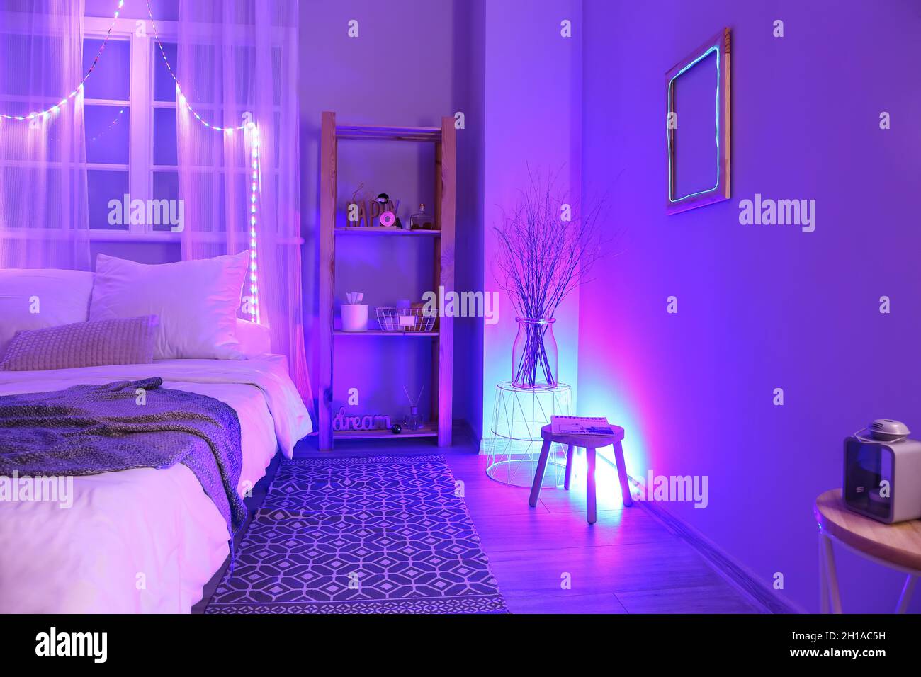 Interior de dormitorio elegante con iluminación de neón Fotografía de stock  - Alamy
