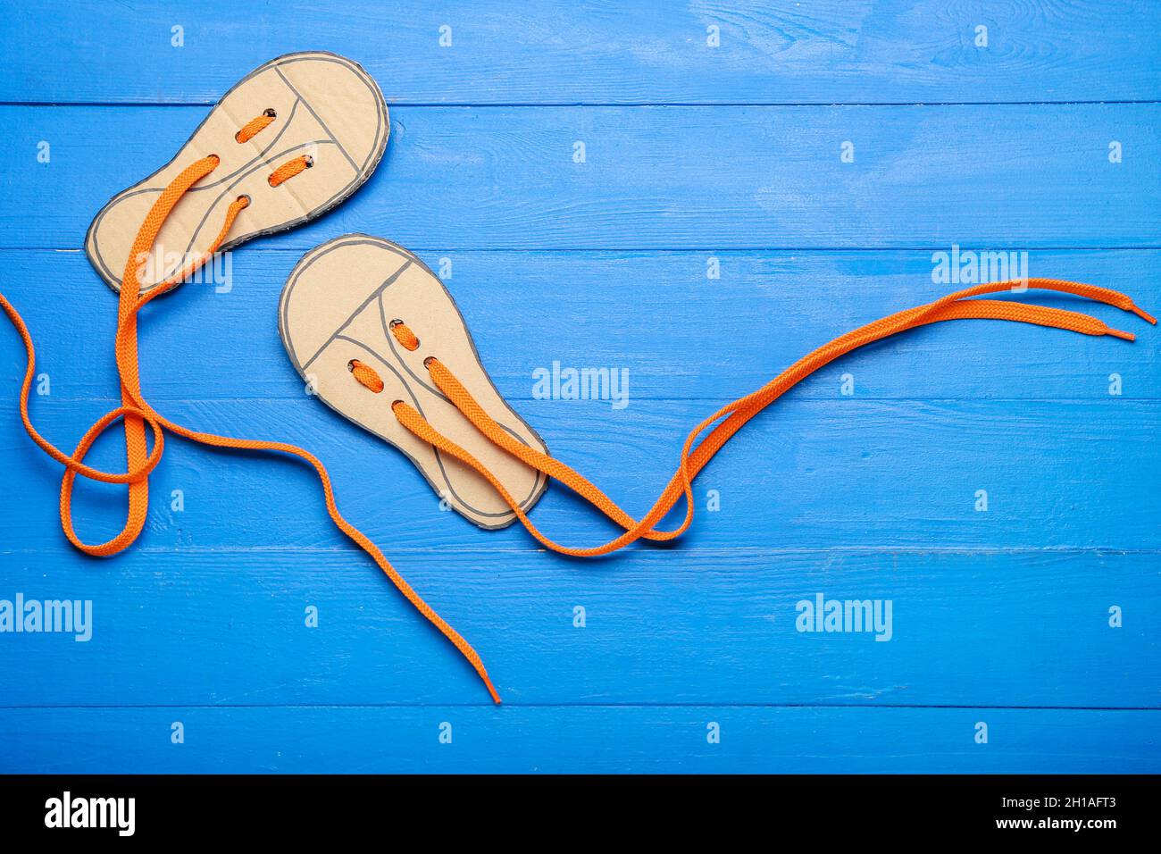 Tarjetas de cordones para zapatillas con cordones largos sobre fondo de  madera de color Fotografía de stock - Alamy