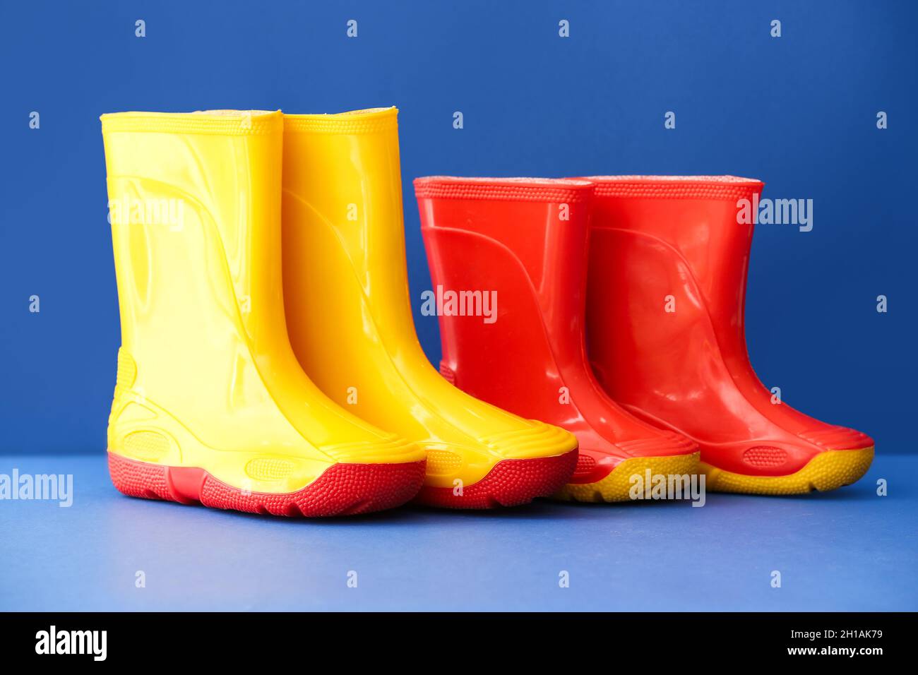 Botas goma para lluvia sobre de Fotografía de stock - Alamy
