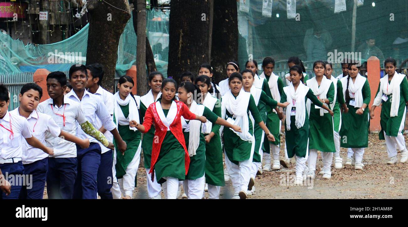 Los niños de Bangladesh marchan en el patio de su escuela. Dhaka