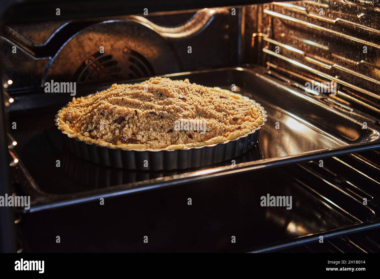 Pastel para ser horneado en molde de metal en un horno eléctrico Fotografía  de stock - Alamy
