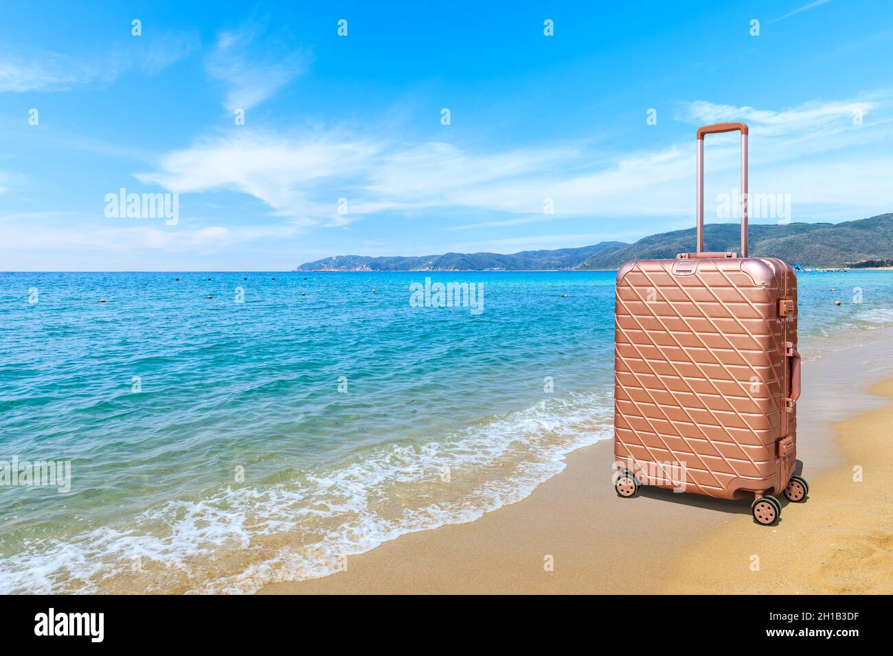 Maleta de viaje en la playa junto al concepto sea.travel Fotografía de  stock - Alamy