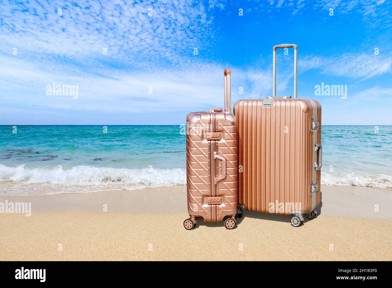Maleta de viaje en la playa junto al concepto sea.travel Fotografía de  stock - Alamy