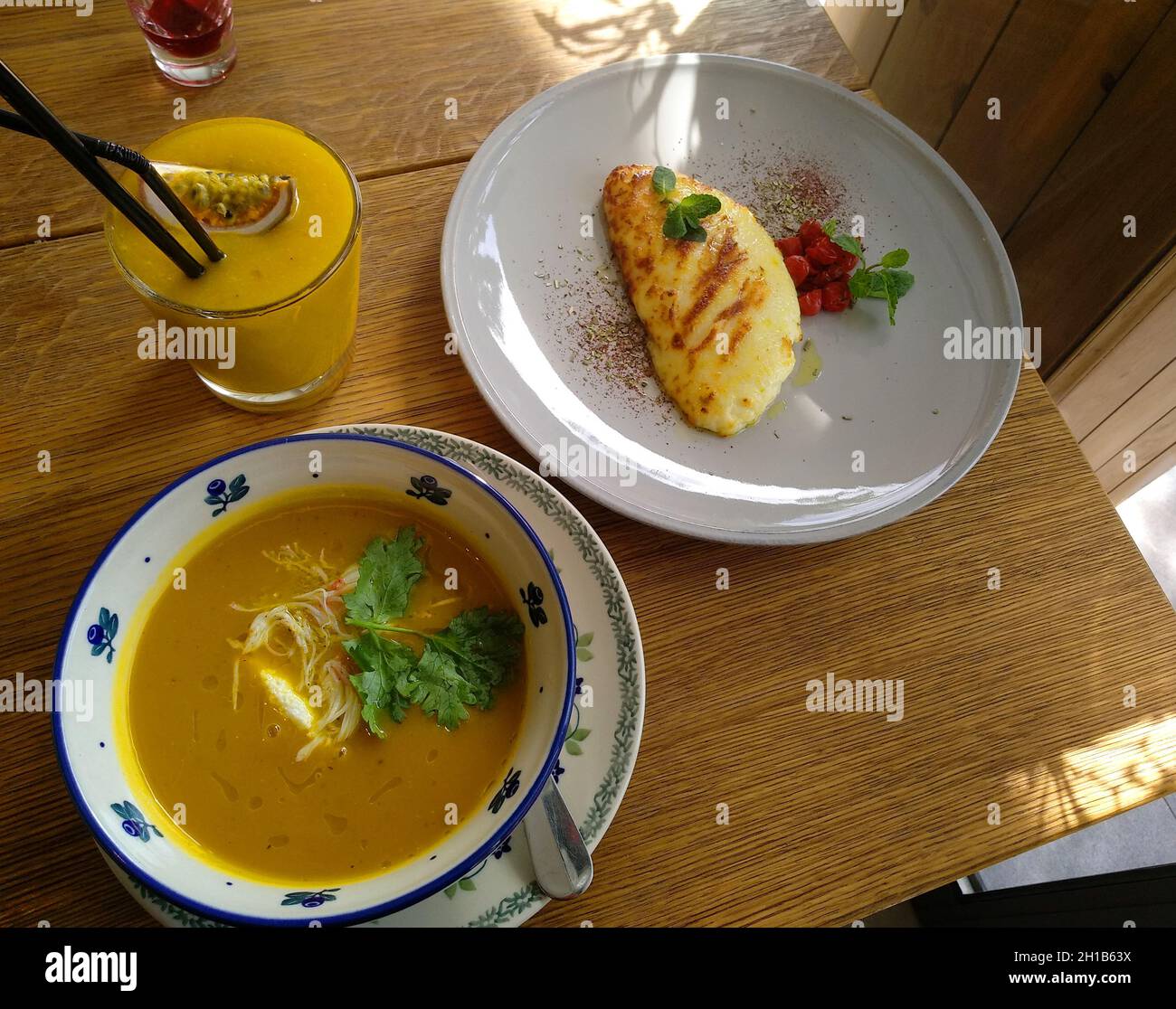 Foto deliciosa sopa de calabaza y queso Foto de stock