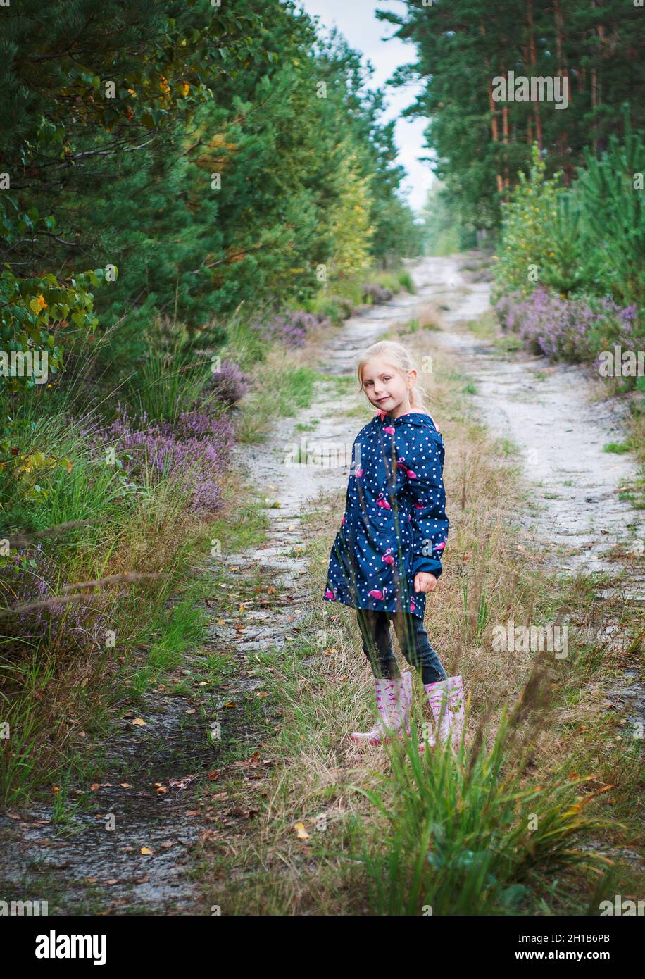 Adorable niña de senderismo en el bosque Foto de stock