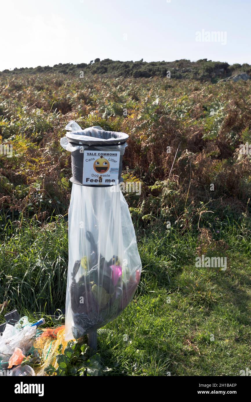 dh BASURA ambiente contenedor GUERNSEY contenedores de alimentación basura puede desperdiciar basura Foto de stock