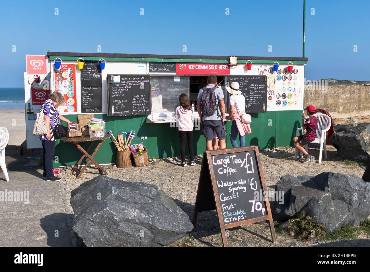 El quiosco de la bahía dh L'ancresse VALE GUERNSEY Family en el café de refrescos de la playa Pembroke Foto de stock