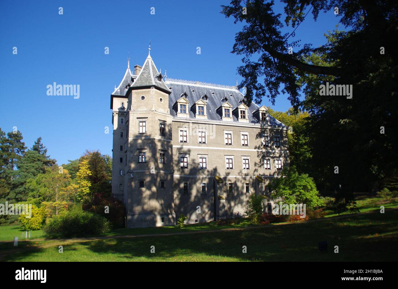 Goluchow, Polonia - 9 de octubre de 2021. Antiguo castillo. Residencia histórica en el soleado día de otoño. Foto de stock