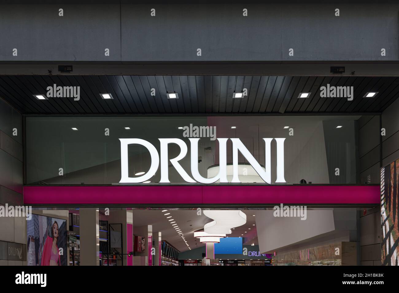 VALENCIA, ESPAÑA - 16 DE OCTUBRE de 2021: Druni es una cadena española de  perfumerías especializada en perfumes, cosméticos, maquillaje e higiene  personal Fotografía de stock - Alamy