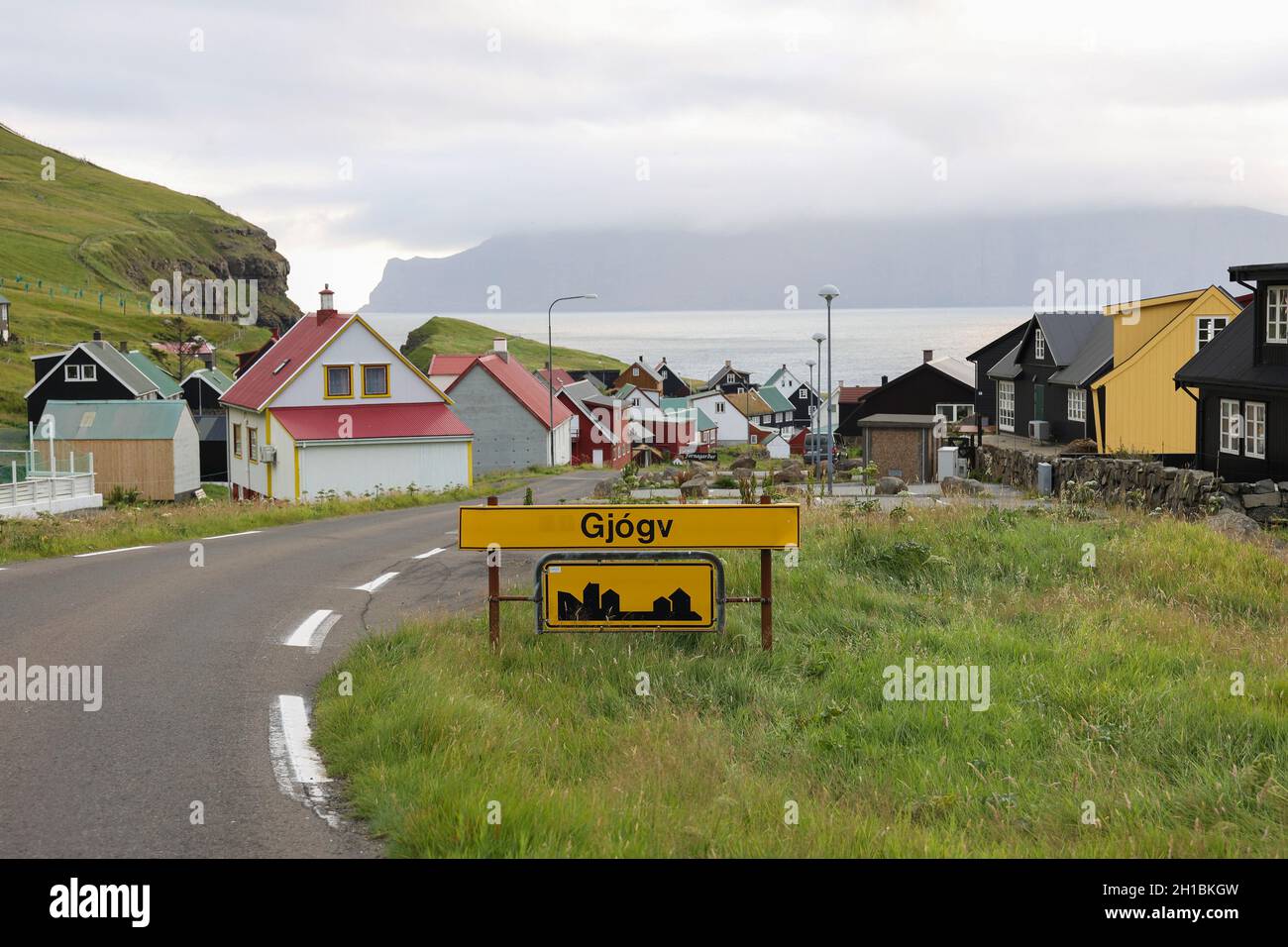 Carretera que conduce al pueblo de Gjogv, Eysturoy, Islas Feroe, Escandinavia, Europa. Foto de stock