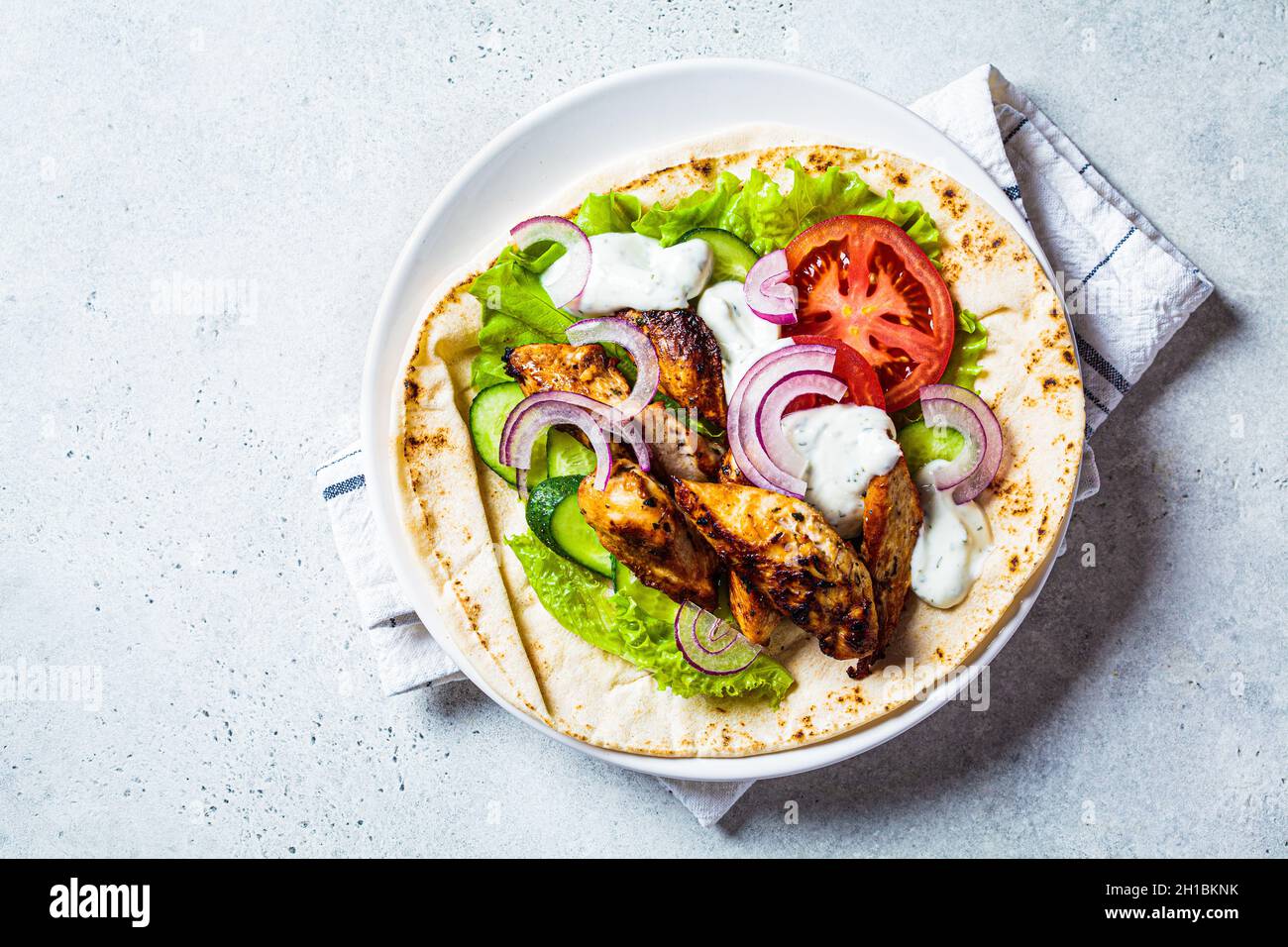 Cocina gyros de pollo con verduras y salsa tzatziki, vista superior.  Concepto de comida griega Fotografía de stock - Alamy