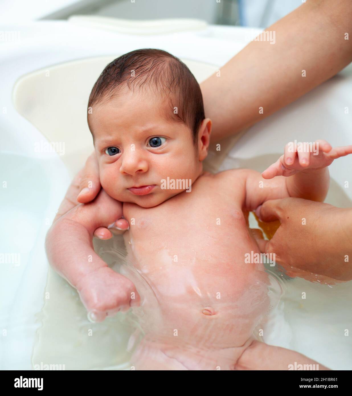 Primer baño de bebé recién nacido. El primer baño para un recién nacido es siempre un momento especial. Foto de stock