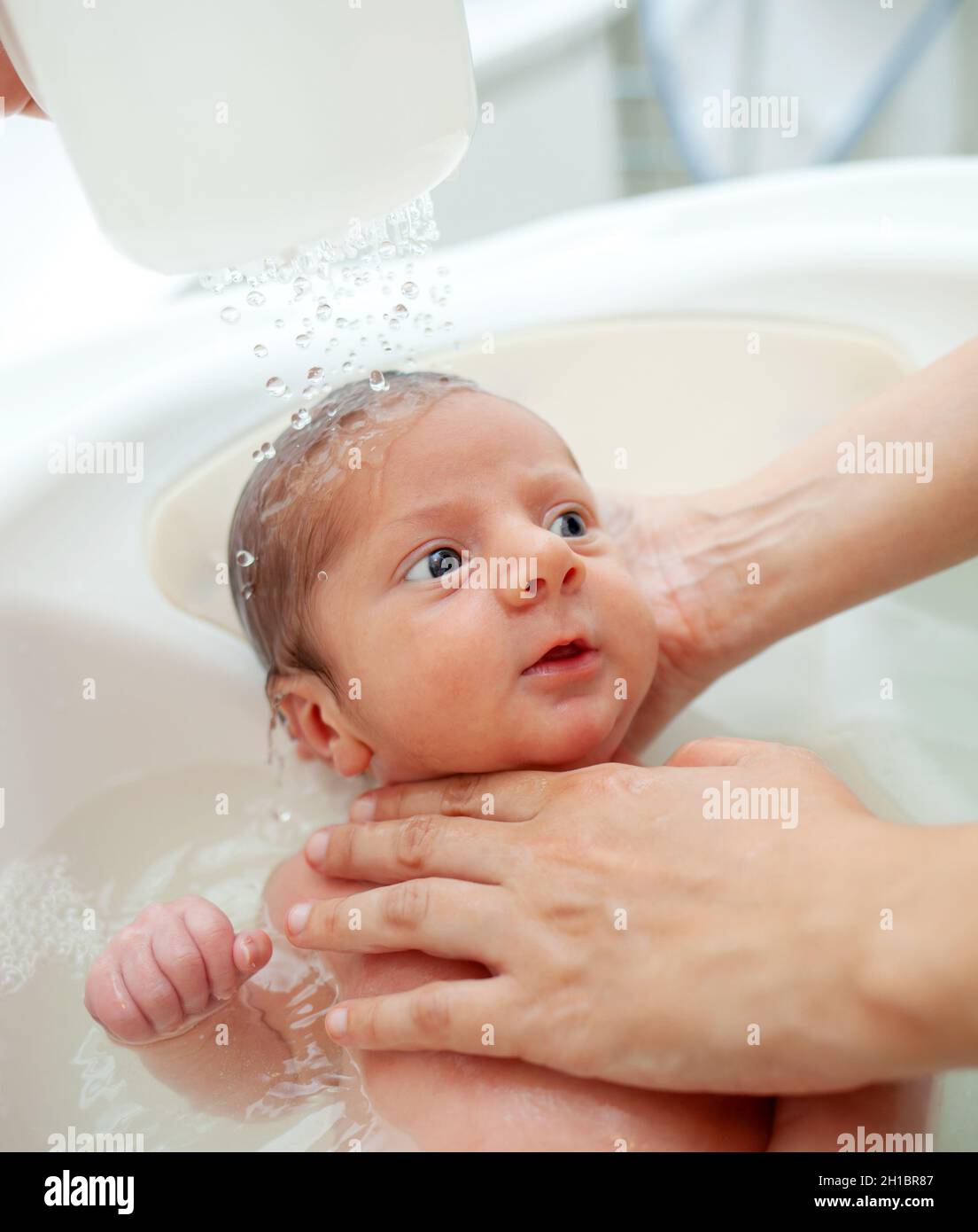 Cómo hacer del primer baño del bebé un momento especial