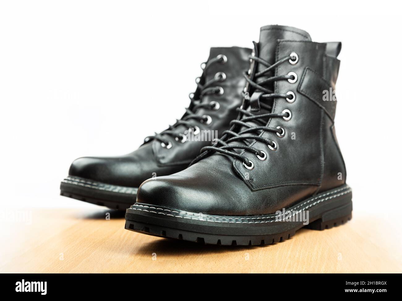 dividir corte largo Alicia Botas negras aisladas sobre blanco. Botas de cuero con tapa de acero  aisladas sobre blanco. Botas de combate negras para hombre, botas militares  negras en uso directo Fotografía de stock - Alamy