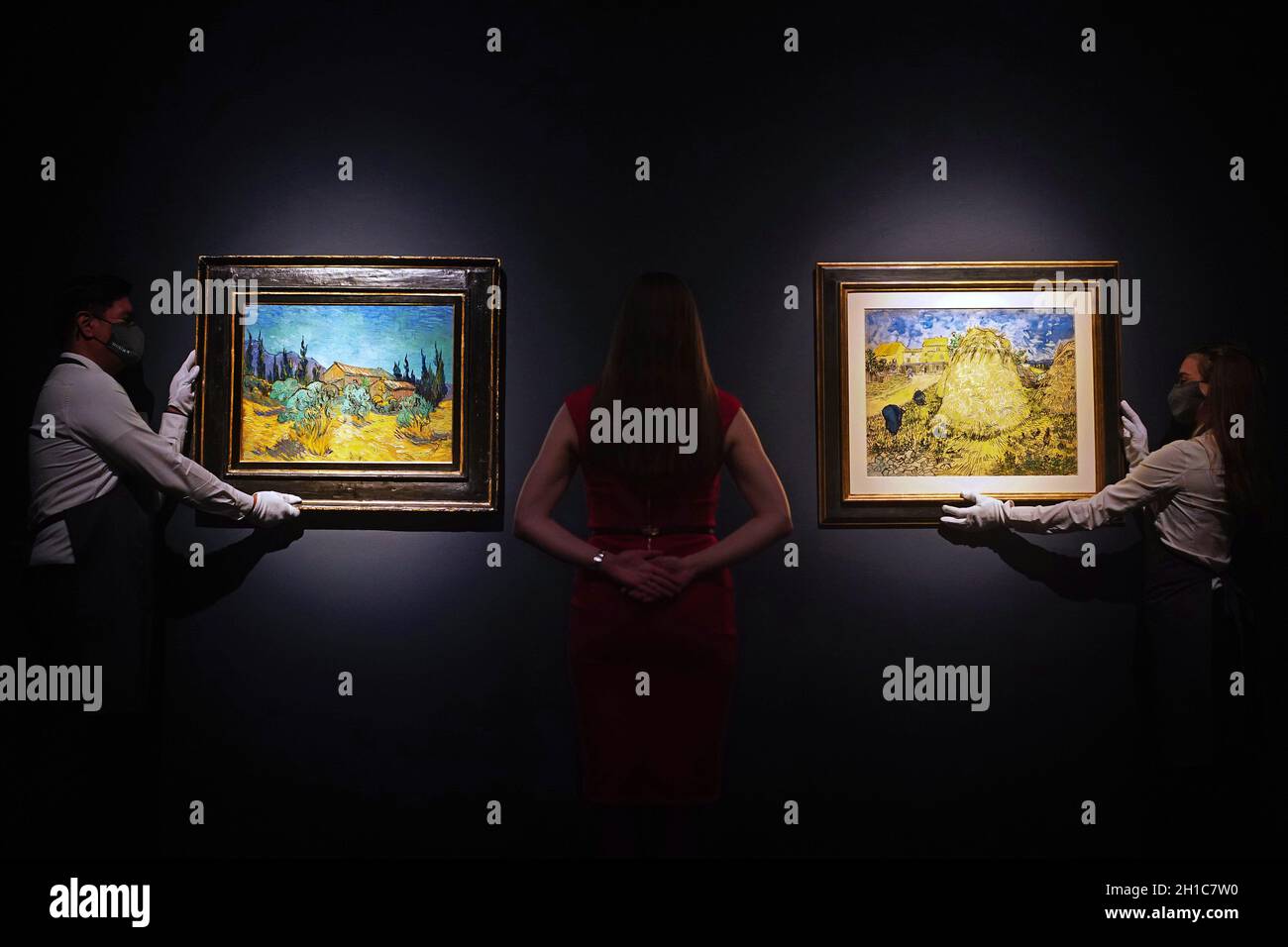 Cabanes de bois parmi les oliviers et cypres fotografías e imágenes de alta resolución Alamy