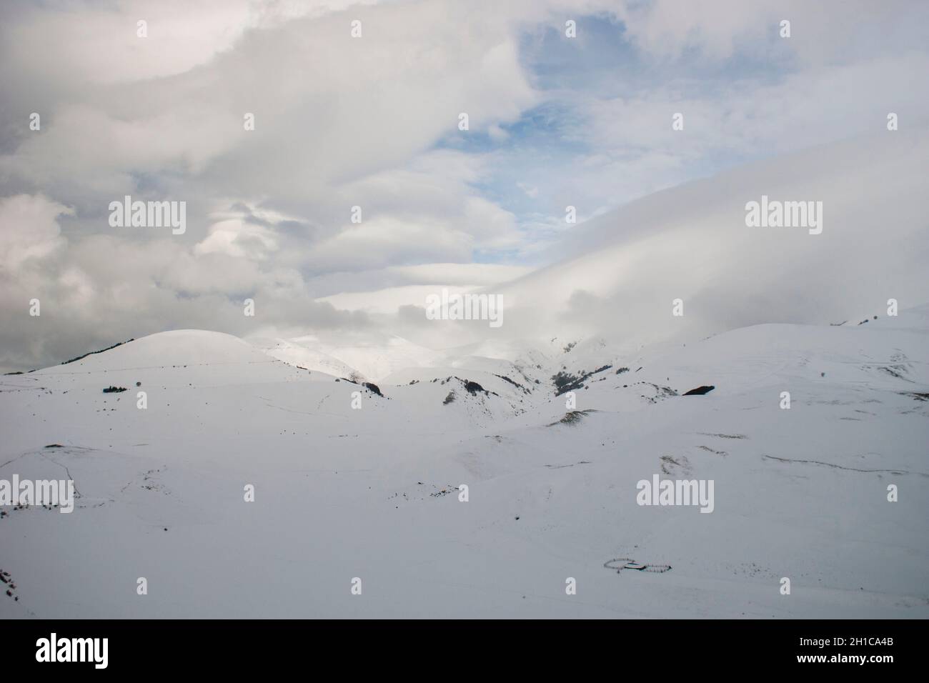 Vista de Pian Lost Winter desde Castelluccio di Norcia, Paisaje, Umbría, Italia, Europa Foto de stock