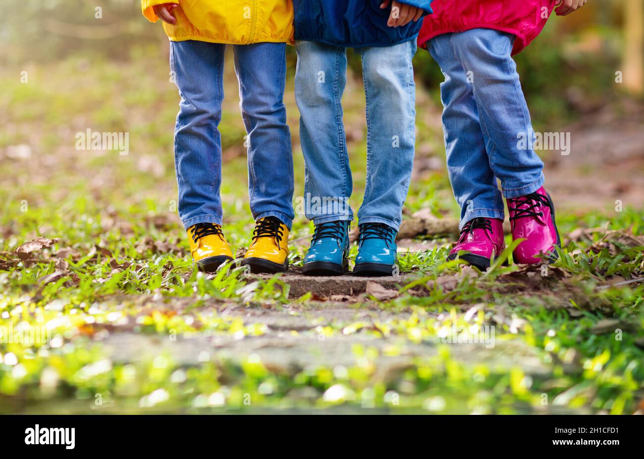 Zapatos coloridos para niños. Los niños juegan al aire libre. Calzado de  senderismo y trekking para diversión en el parque de otoño. Ropa activa para  niños y botas de abrigo Fotografía de