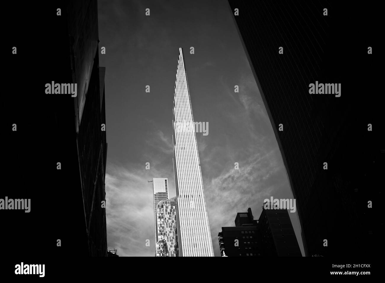 Nueva York, NY, EE.UU. - 18 de octubre de 2021: Steinway Tower en 111 W 57th Street en blanco y negro Foto de stock