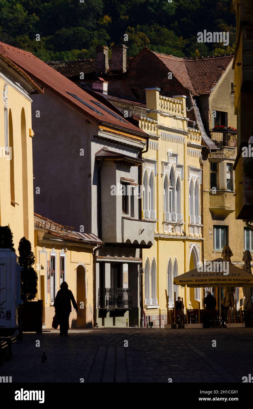 Escena callejera en Strada Sfantul Ioan en el Centro Histórico de Brasov, Rumania Foto de stock