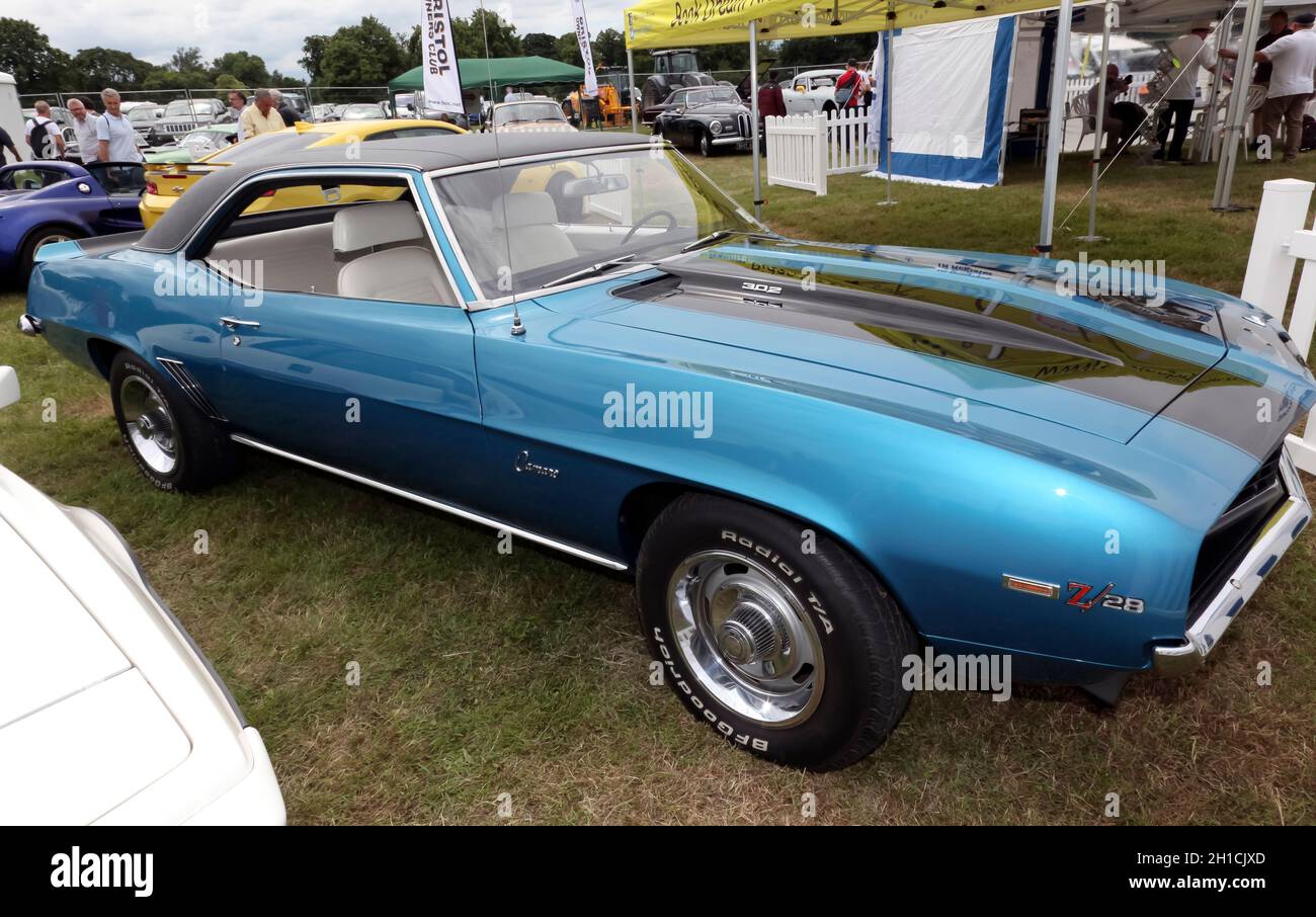 Vista lateral de un azul ,1969, Chevrolet Camaro Z/28, en exhibición en el  Salón de Automóviles Clásico de Londres 2021 Fotografía de stock - Alamy