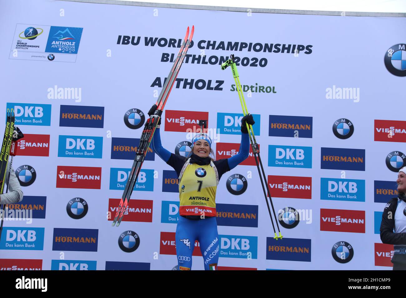 Dorothea Wierer (Italien) bejubelt ihren WM-Titel im Verfolgungsrennen bei der IBU Biathlon-Weltmeisterschaft Antholz 2020 Foto de stock