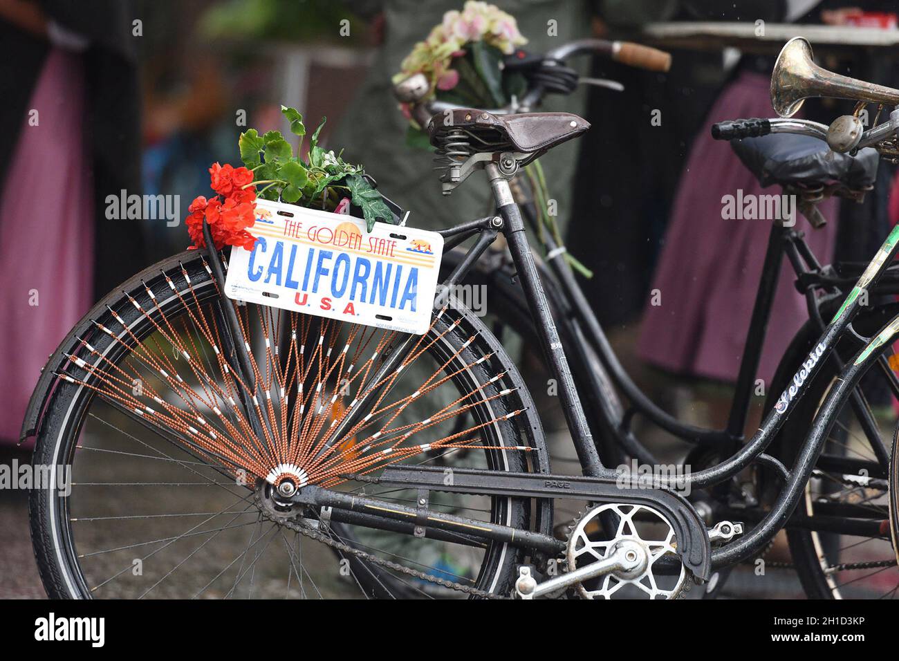 Ein Fahrrad, mit Blumen geschmückt. Im Salzkammergut gibt es mehrere  Fahrradbewerbe mit geschmückten Waffenrädern und mit viel Spaß. - Una  decoración para bicicletas Fotografía de stock - Alamy