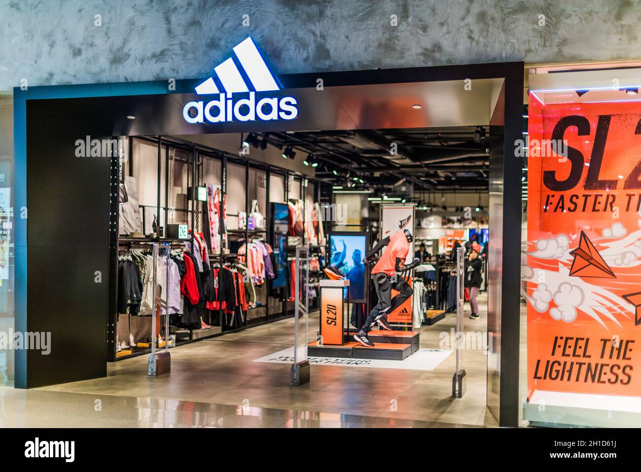 SINGAPUR 5 DE MARZO de 2020 Entrada frontal a la tienda Adidas