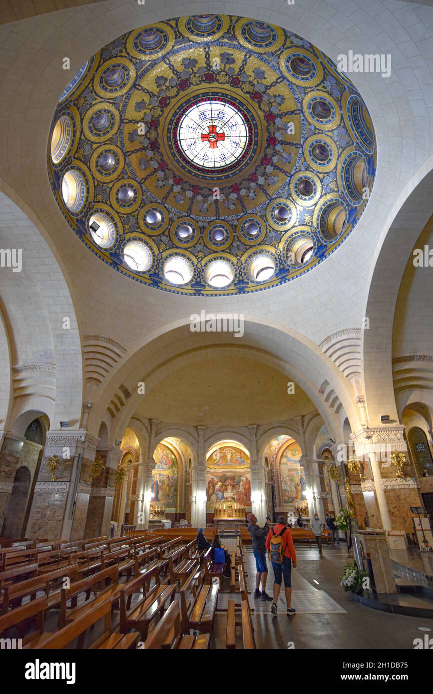 Lourdes, Francia - 9 de octubre de 2021: Vistas interiores del Santuario Basílica de Nuestra Señora de Lourdes Foto de stock