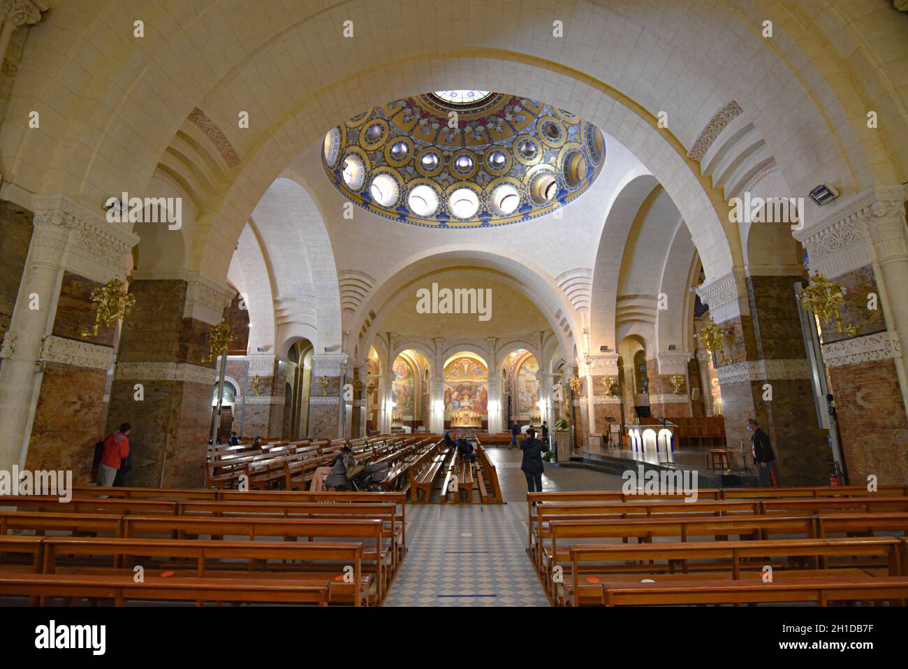 Lourdes, Francia - 9 de octubre de 2021: Vistas interiores del Santuario Basílica de Nuestra Señora de Lourdes Foto de stock