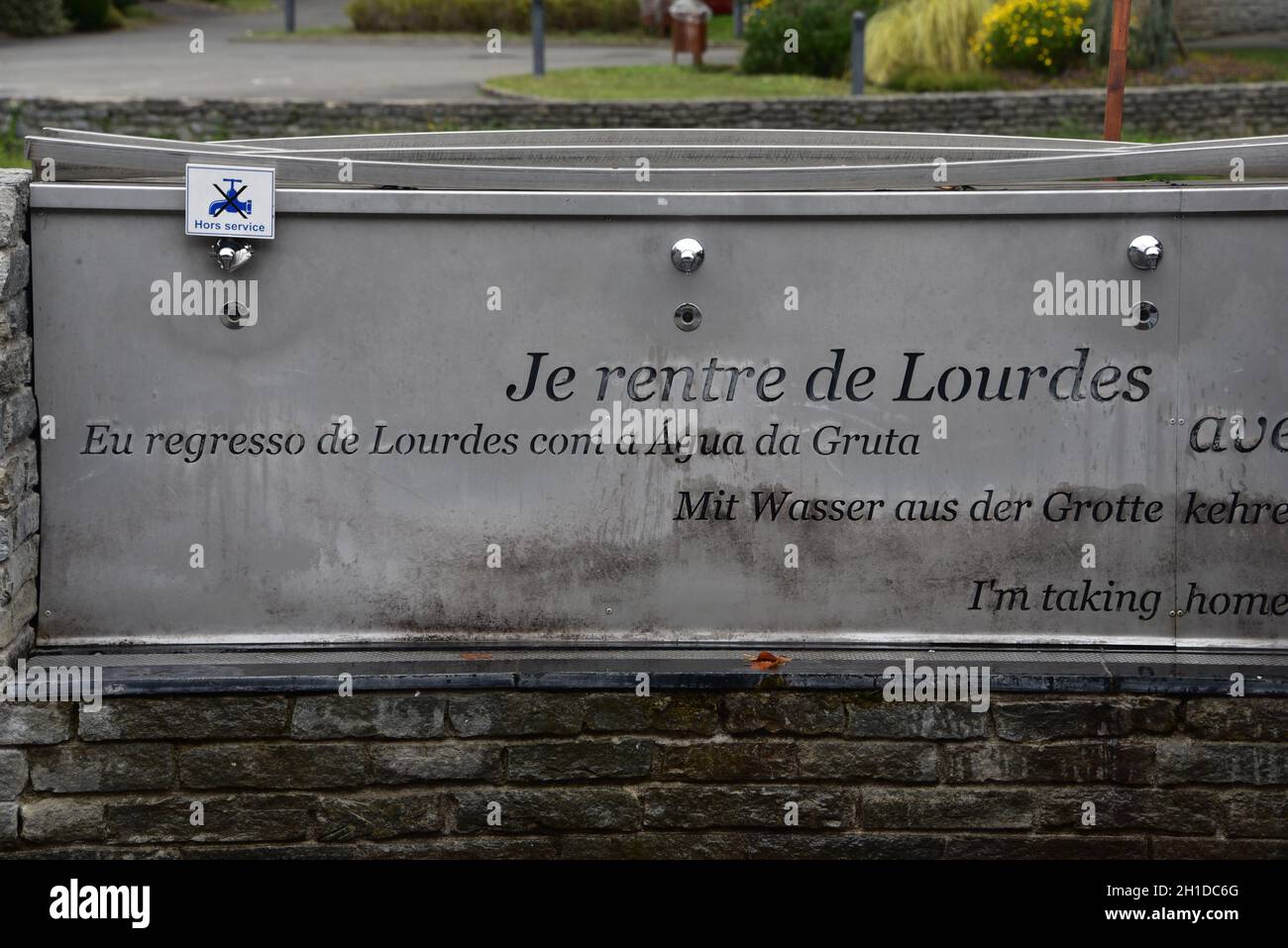 Lourdes Francia - 9 de octubre de 2021: Fuentes que dispensan agua ...