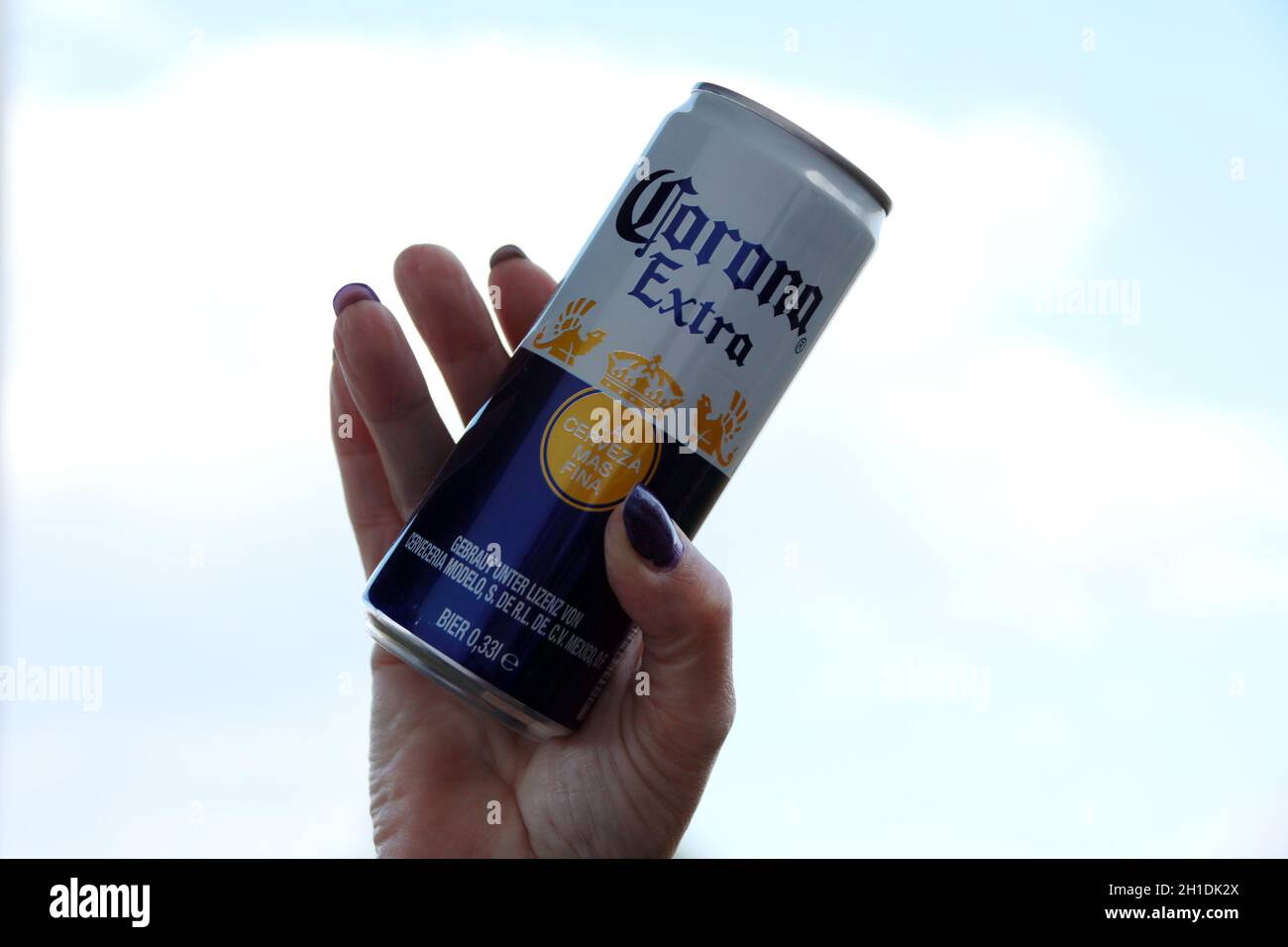 Corona Extra ein gut verträgliches Bier im Vergleich zum Corona Covid19 Virus 'Fasset Mut