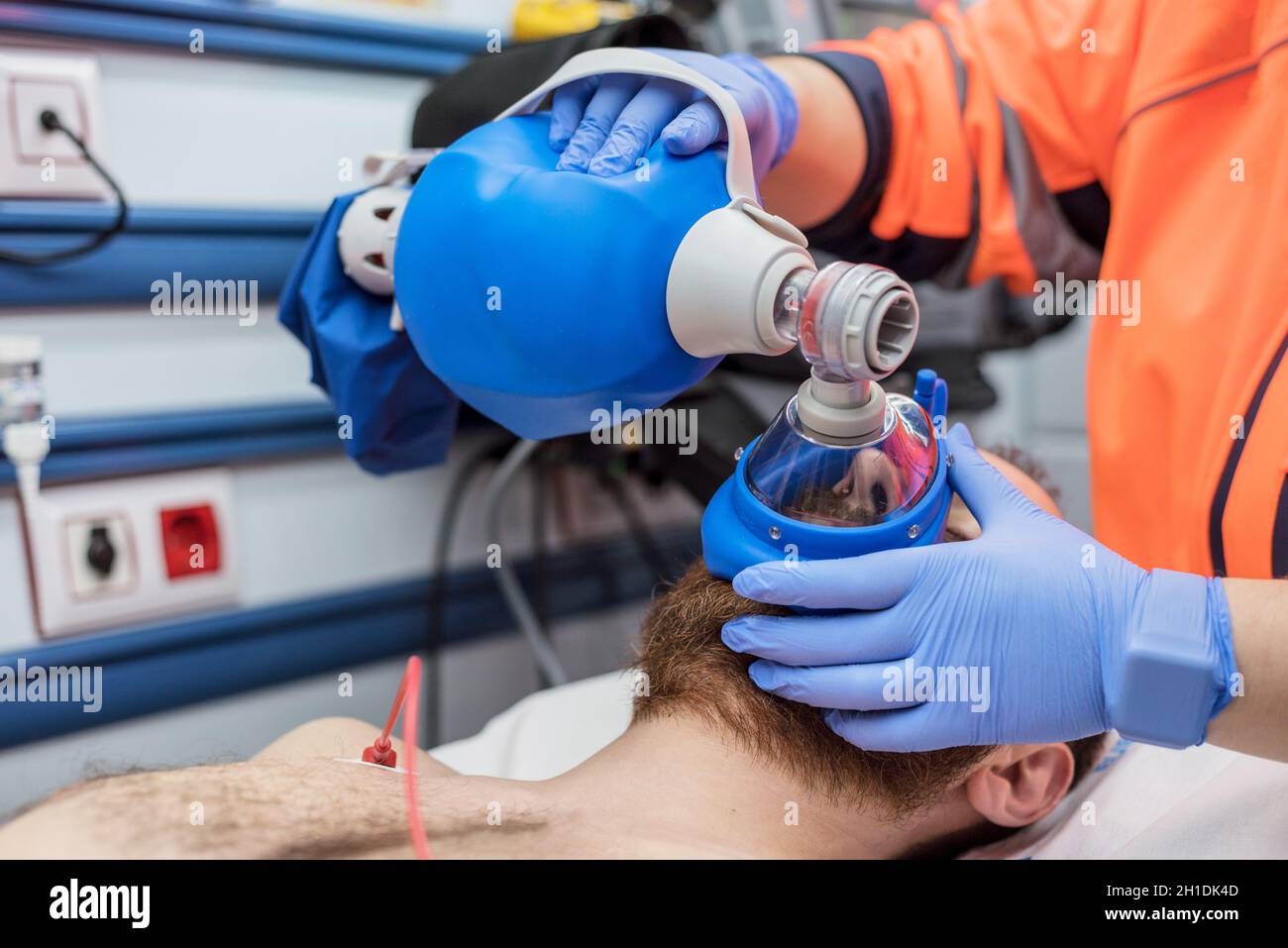 Insuficiencia respiratoria Covid-19. Médico de urgencia con bolsa mascarilla  Ambu en un paciente con neumonía por infección por Coronavirus, para  ventilación artificial Fotografía de stock - Alamy