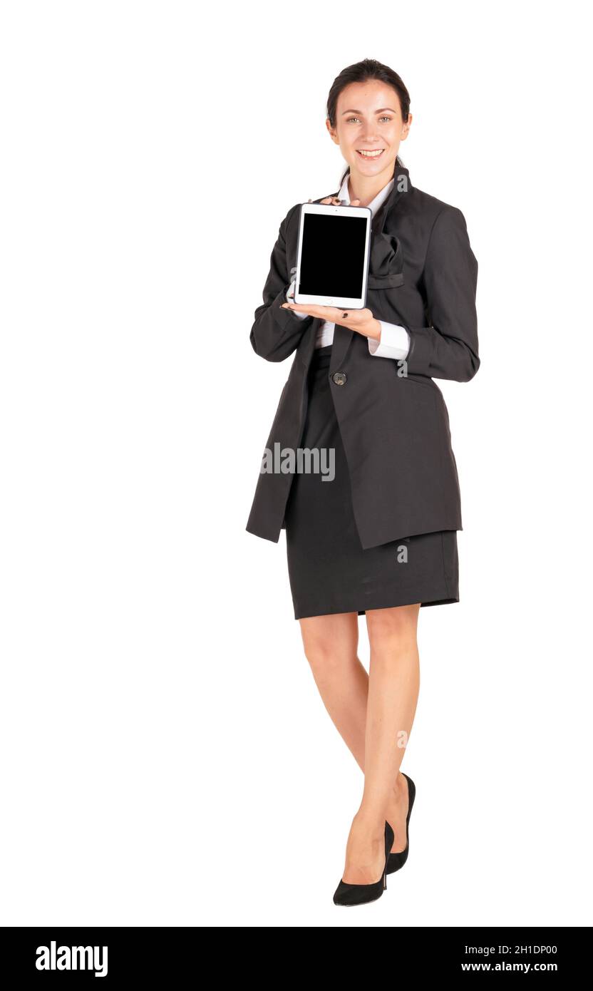Una mujer de negocios en un traje negro con una sonrisa que sostiene pantalla en blanco teléfono móvil tableta. Retrato sobre fondo blanco con luz de estudio. Foto de stock
